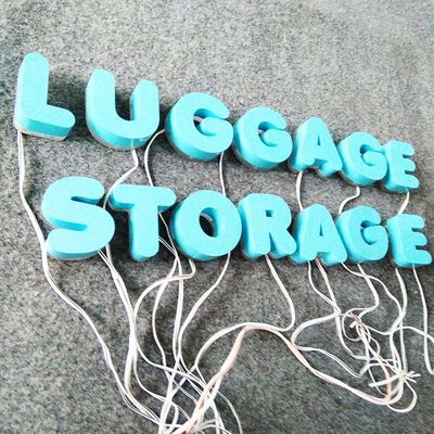 3D forman letras del metal de la pintura del color con la publicidad al aire libre de las luces