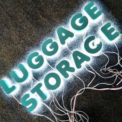 3D forman letras del metal de la pintura del color con la publicidad al aire libre de las luces