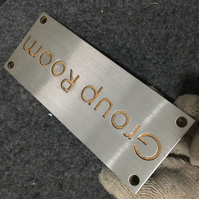 Las muestras de número modernas de casa del nombre del sitio de la oficina no iluminaron