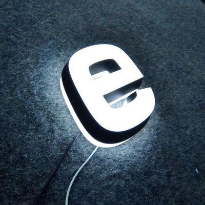 Caras dobles que encienden la señalización que pone letras de acero inoxidable AC110V-240V de las letras de acrílico del LED