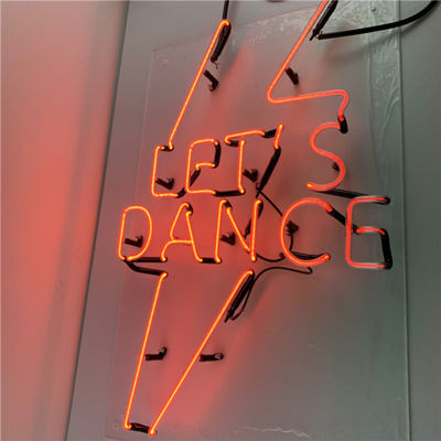 Las tarjetas del día de San Valentín rosadas rojas tatúan el tablero de la señal de neón para la barra casera 7.5kv