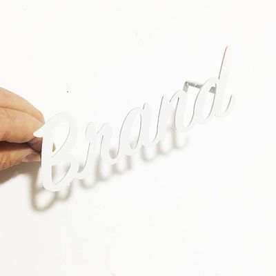 La muestra blanca de la letra del metal de la pintura del corte plano cepilló la señalización de la letra de canal SS304