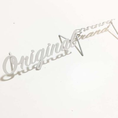 La muestra blanca de la letra del metal de la pintura del corte plano cepilló la señalización de la letra de canal SS304