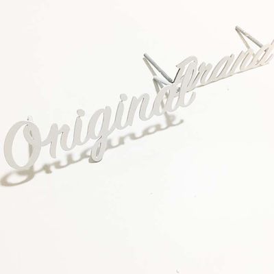 La muestra blanca de la letra del metal de la pintura del corte plano cepilló la señalización de la letra de canal SS304