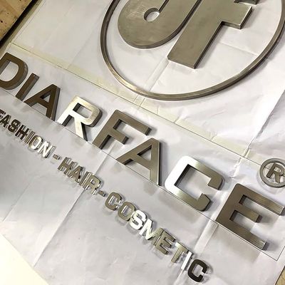 Cepillo de plata delantero 3D Metal Letters Company Logo Sign Electroplated de la tienda