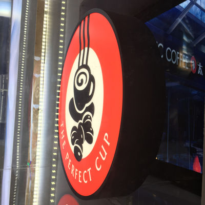 Soporte de acrílico de aluminio de la pared del diseño del tablero de la muestra del nombre de la cafetería