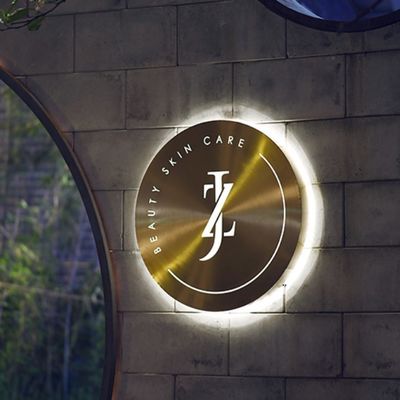 La ronda de acero inoxidable del metal llevó la caja de luz que el logotipo de encargo 3d iluminó