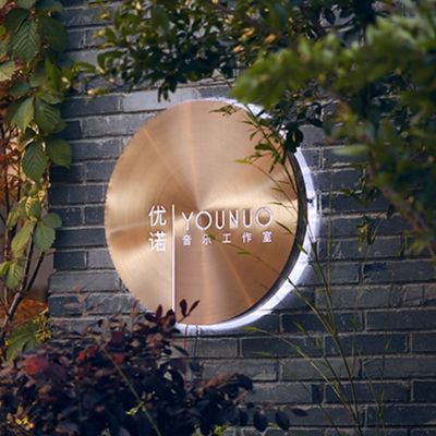 La ronda de acero inoxidable del metal llevó la caja de luz que el logotipo de encargo 3d iluminó