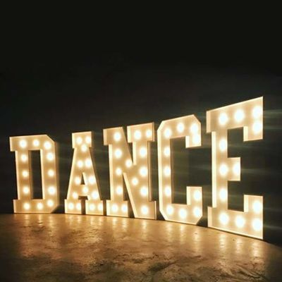 Muestra los 4ft de la letra de la carpa del vintage de HIGHSPAN con las bombillas