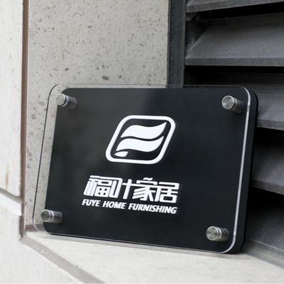 el laser 3d cortó el oro de acrílico de la muestra de la letra pintó el nombre defendido de seda de la tienda