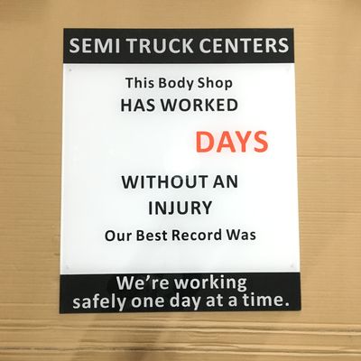 el laser 3d cortó el oro de acrílico de la muestra de la letra pintó el nombre defendido de seda de la tienda