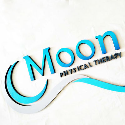 el laser 3d cortó el oro de acrílico de la muestra de la letra pintó el nombre defendido de seda de la tienda