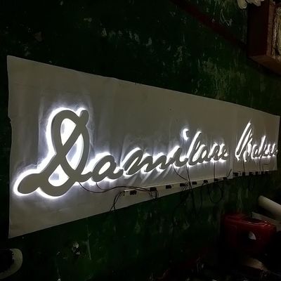 El letrero impermeable de Shopfront de la muestra de la letra de Ip67 3D cepilló el metal Ss304 hecho excursionismo