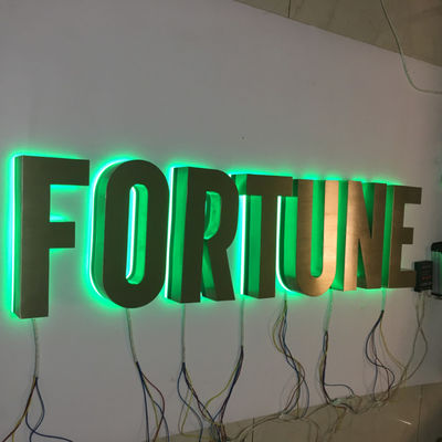 El acero inoxidable constructivo de la muestra de la letra de canal del RGB iluminó