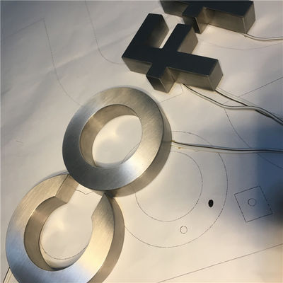 Las letras de canal retroiluminadas de acrílico de la resina modificaron 12VDC para requisitos particulares cromado cepillado