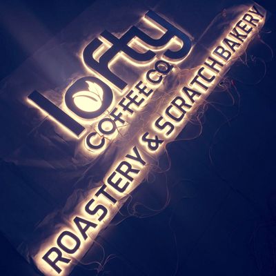 Las letras de canal retroiluminadas de acrílico de la resina modificaron 12VDC para requisitos particulares cromado cepillado