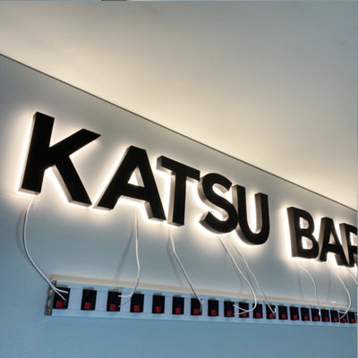 La capa negra 3D hizo excursionismo la señalización HIGHSPAN Logo Signs de acero inoxidable