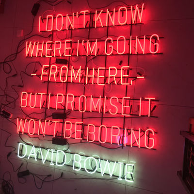 Muestras ligeras de neón de la palabra de los marcos metálicos de la decoración de la tienda para la pared