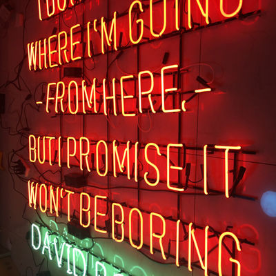 Muestras ligeras de neón de la palabra de los marcos metálicos de la decoración de la tienda para la pared