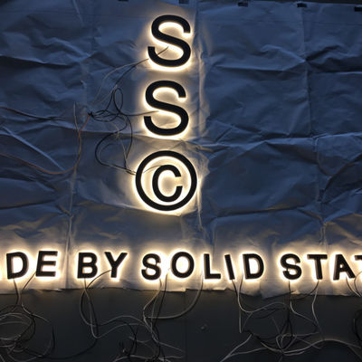 El alfabeto al aire libre llevó letras de la muestra del Lit del halo del letrero de las luces de la letra