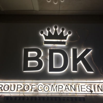 El alfabeto al aire libre llevó letras de la muestra del Lit del halo del letrero de las luces de la letra