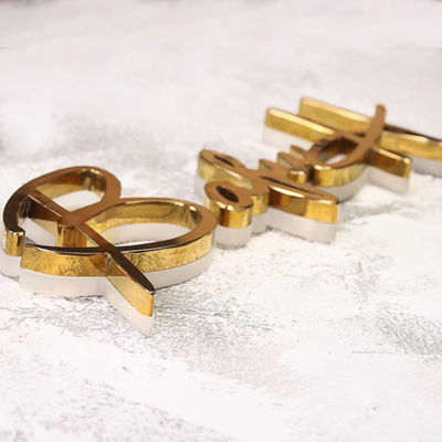 El negocio Logo Signage Stainless Steel Lighted del espejo del oro almacena muestras delanteras