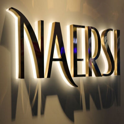 El negocio Logo Signage Stainless Steel Lighted del espejo del oro almacena muestras delanteras