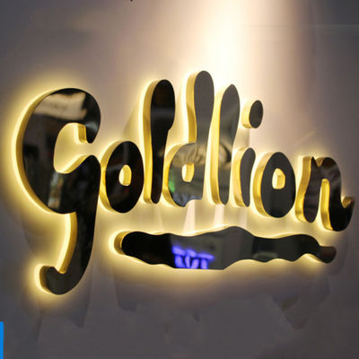 El negocio Logo Signage Stainless Steel Lighted del espejo del oro almacena muestras delanteras