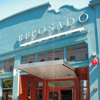 La plata del hotel fabricó letras de acero inoxidables que el plano cortó el grueso de 20-200m m