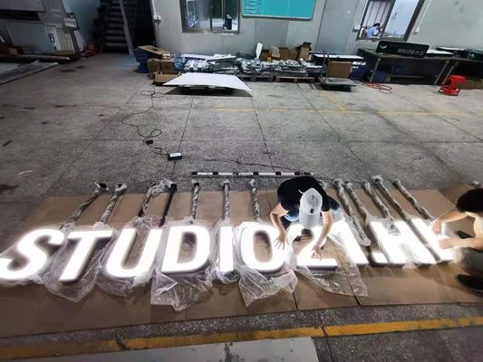 La letra de montaje en el techo de acrílico del metal 3D firma la pintura negra para la pared