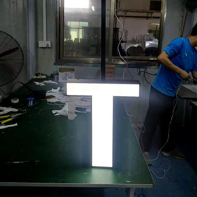 La letra de montaje en el techo de acrílico del metal 3D firma la pintura negra para la pared